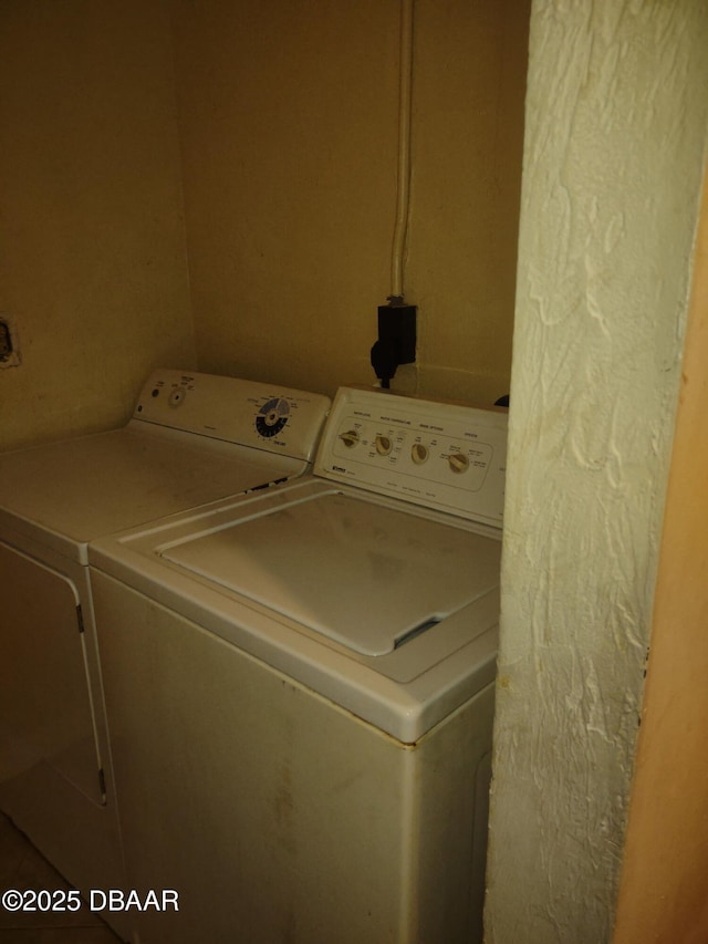 laundry area with laundry area and washing machine and clothes dryer