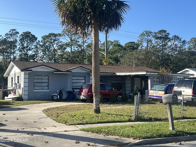 view of front of property featuring a front lawn