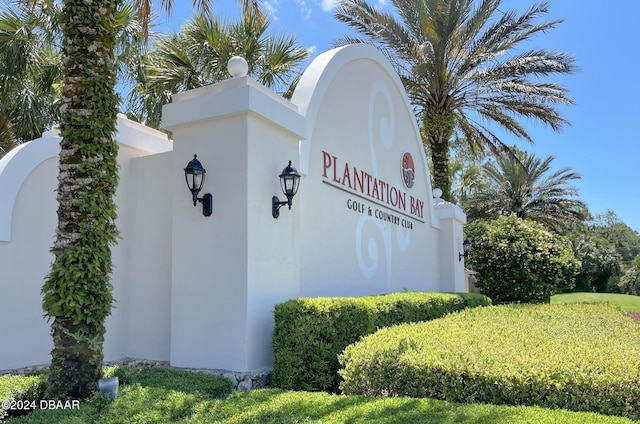 community sign featuring a lawn