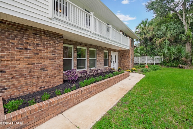 view of yard with a balcony