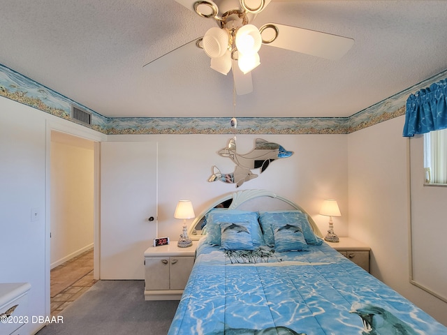 bedroom featuring ceiling fan and a textured ceiling