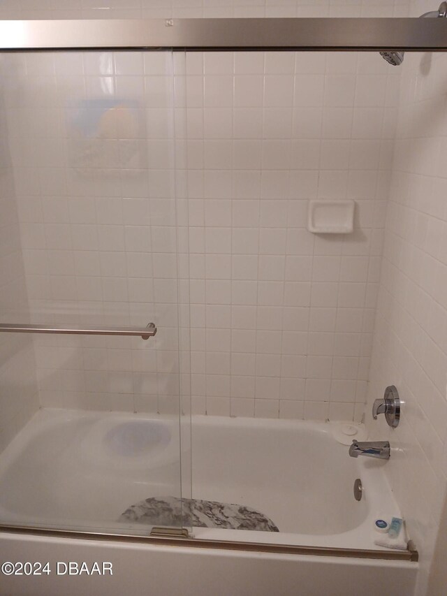 bathroom featuring tiled shower / bath combo