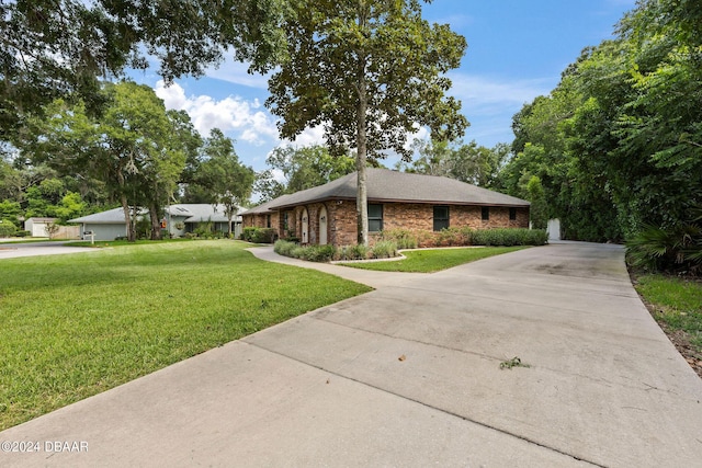 view of front of property featuring a front lawn