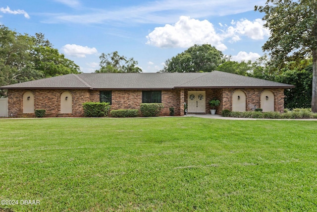 single story home with a front lawn