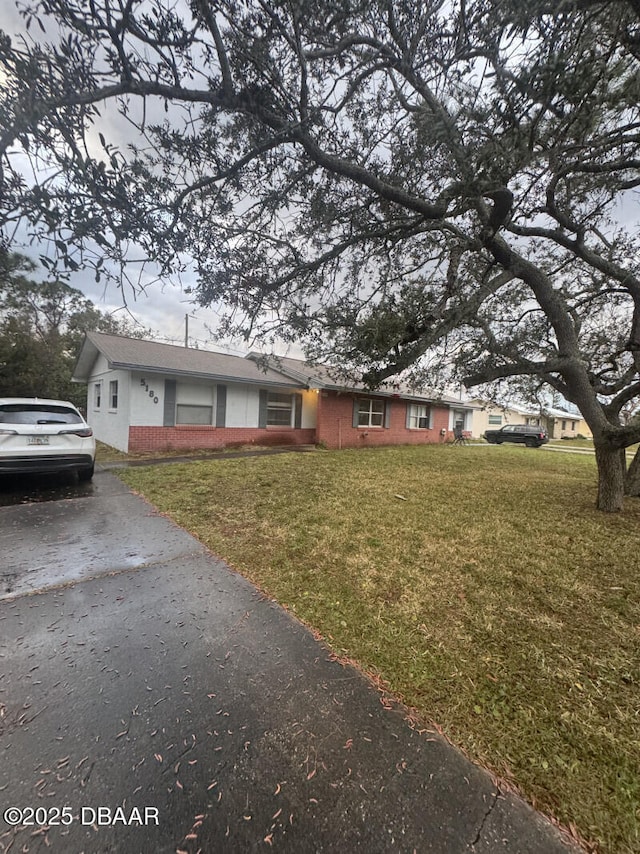 view of front of house with a front lawn