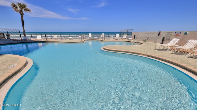 view of swimming pool featuring a water view