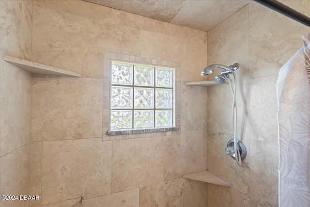 room details featuring a tile shower