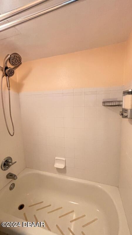 bathroom with tiled shower / bath combo