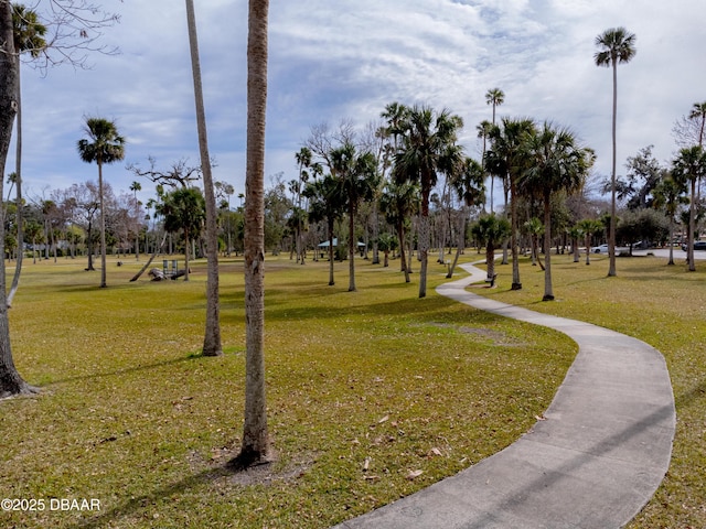 view of property's community featuring a lawn