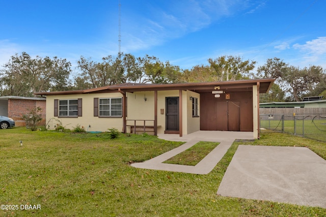 view of front of property featuring a patio and a front yard