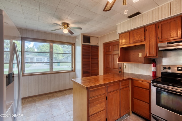 kitchen with ceiling fan, extractor fan, and appliances with stainless steel finishes