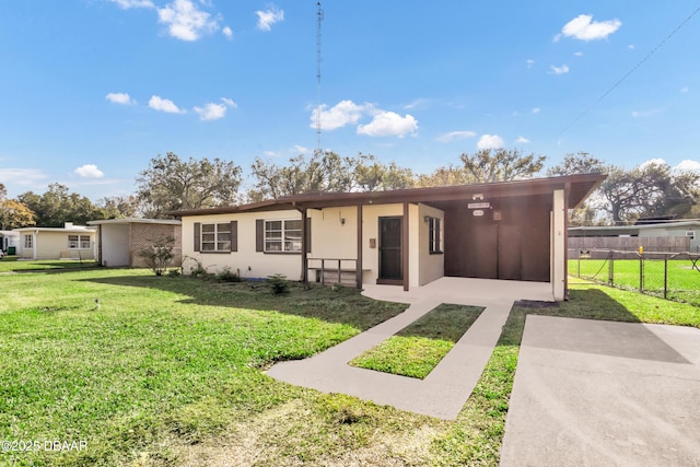 ranch-style home featuring a front lawn