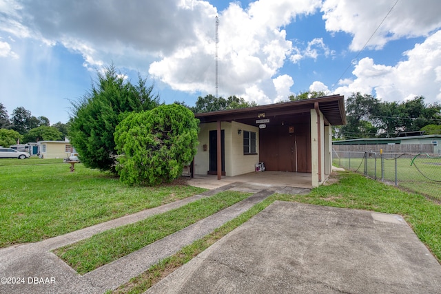 view of front of home featuring a carport and a front lawn