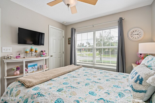 bedroom with ceiling fan