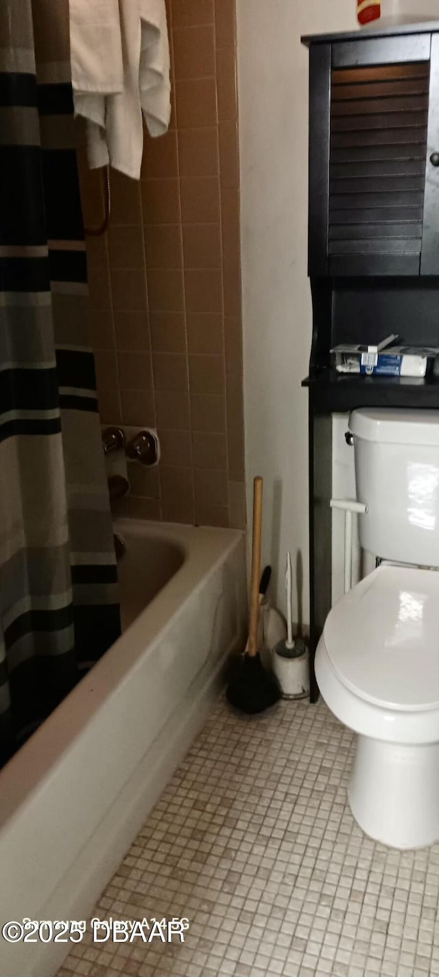bathroom featuring shower / bathtub combination with curtain and toilet