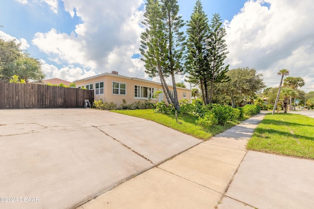 view of front of house featuring a front yard