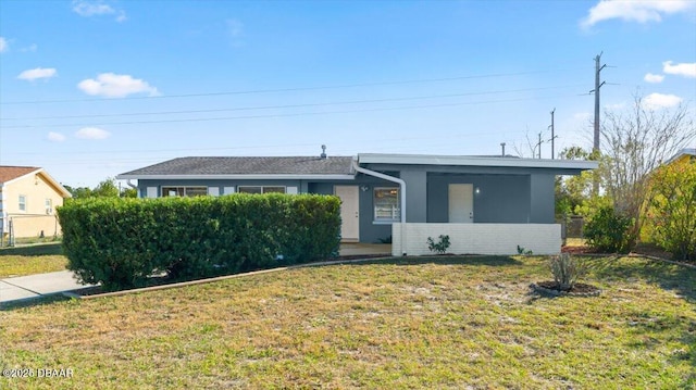 view of front of home featuring a front yard