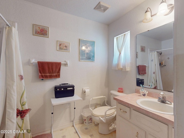 full bath featuring toilet, a shower with curtain, vanity, visible vents, and baseboards