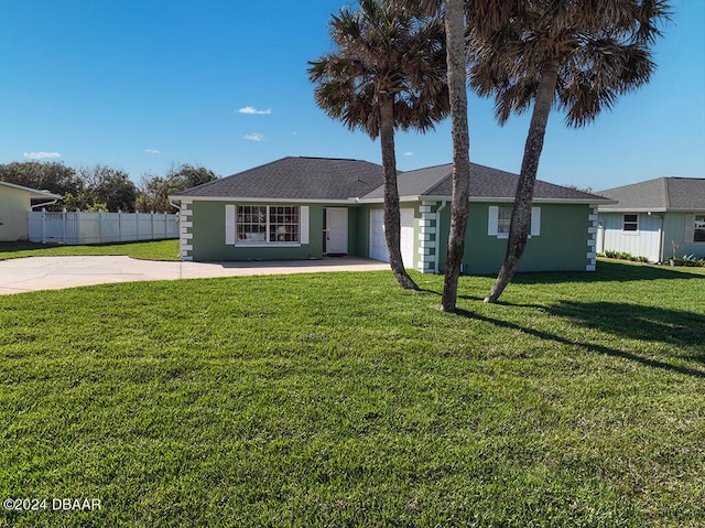 single story home with a front lawn