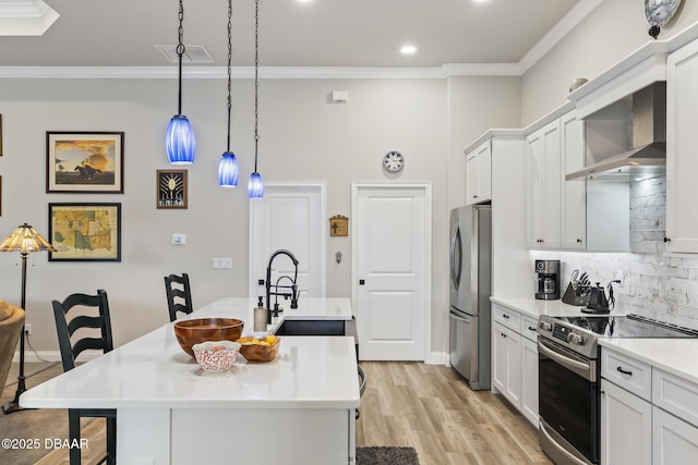 kitchen with pendant lighting, appliances with stainless steel finishes, a breakfast bar, and an island with sink