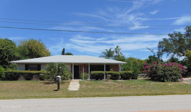 view of front facade featuring a front yard