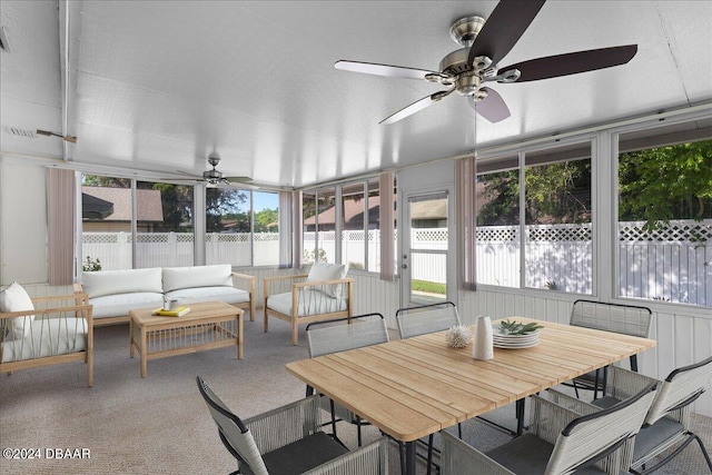 sunroom with ceiling fan