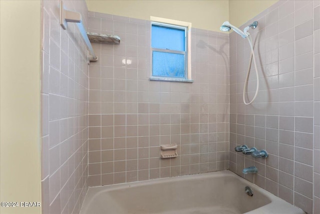 bathroom featuring tiled shower / bath