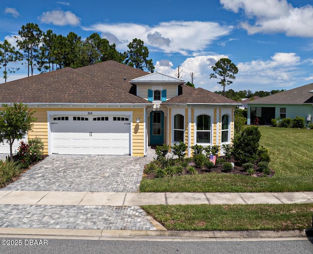 view of front of home featuring a garage and a front yard