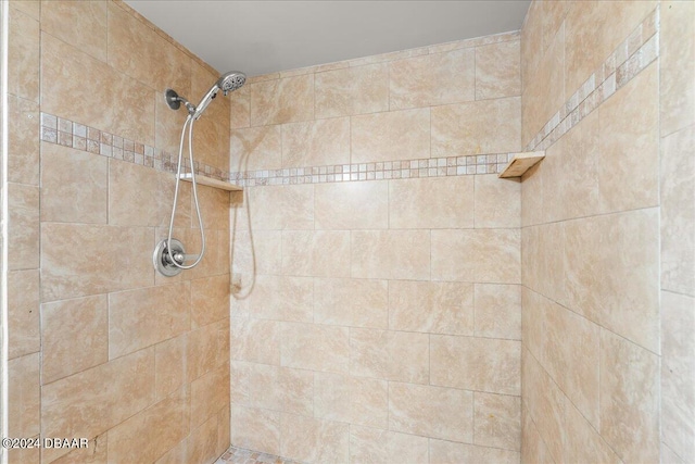 bathroom featuring a tile shower