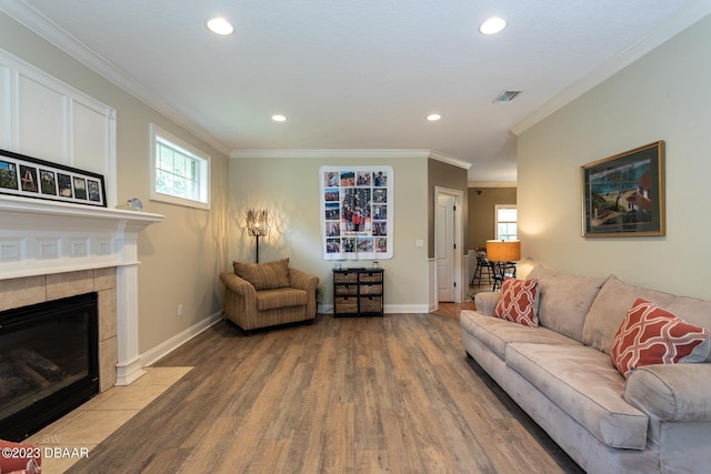 10 Foxhunter Flt, Ormond Beach, FL 32174 - living area with baseboards, a wealth of natural light, visible vents, and light wood-type flooring