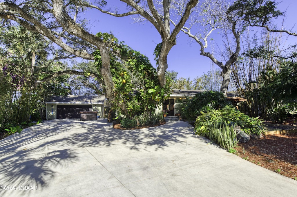 view of front of property featuring a garage