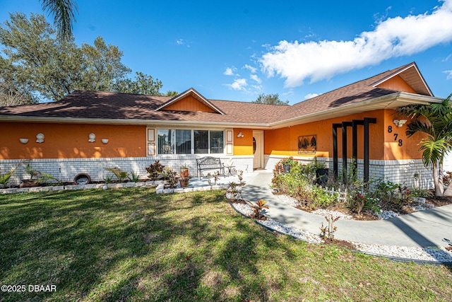 single story home with a front lawn