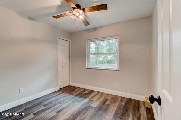 empty room featuring dark hardwood / wood-style floors and ceiling fan