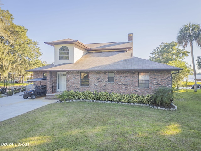 view of front of house featuring a front lawn