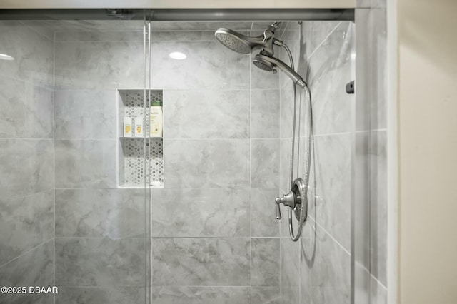 bathroom featuring tiled shower