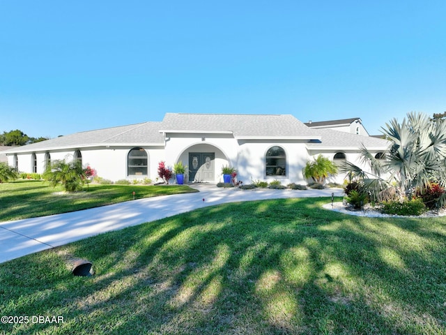 view of front of home featuring a front yard