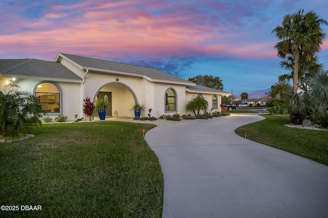 view of front of house featuring a lawn