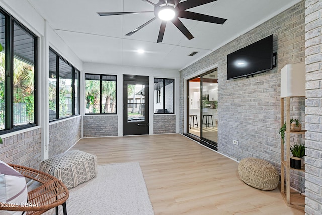 sunroom with ceiling fan