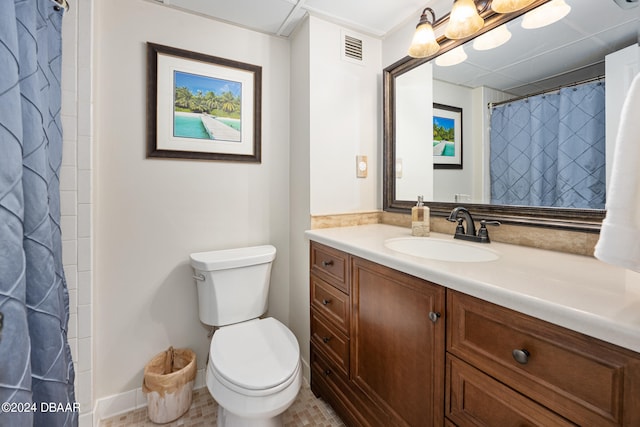 bathroom with a shower with curtain, vanity, and toilet