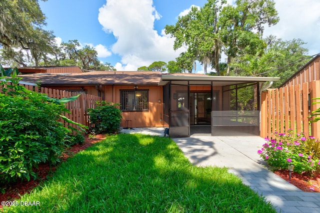 5 Park Pl, Ormond Beach, FL 32174 - view of front facade featuring a sunroom