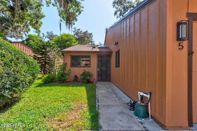 5 Park Pl, Ormond Beach, FL 32174 - doorway to property with a yard