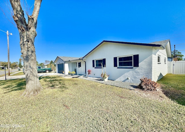 view of front of house featuring a garage and a front lawn