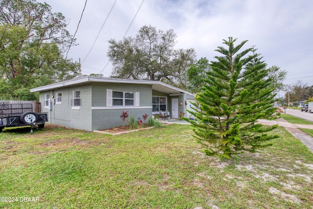 view of front of property with a front lawn