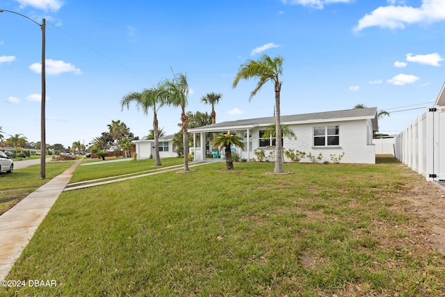 view of front of property featuring a front lawn