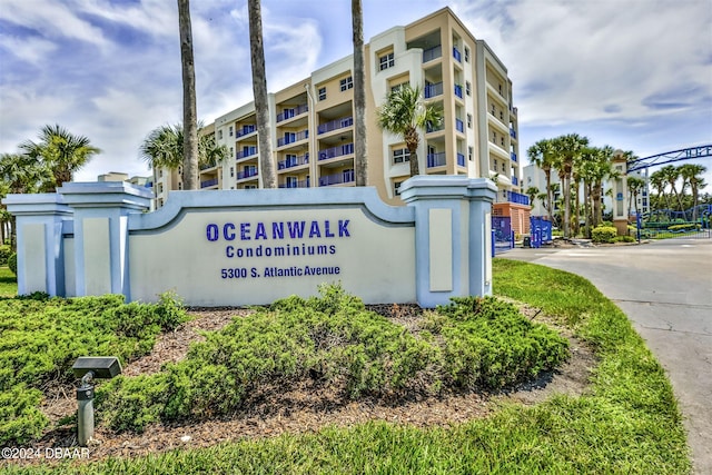 view of community / neighborhood sign