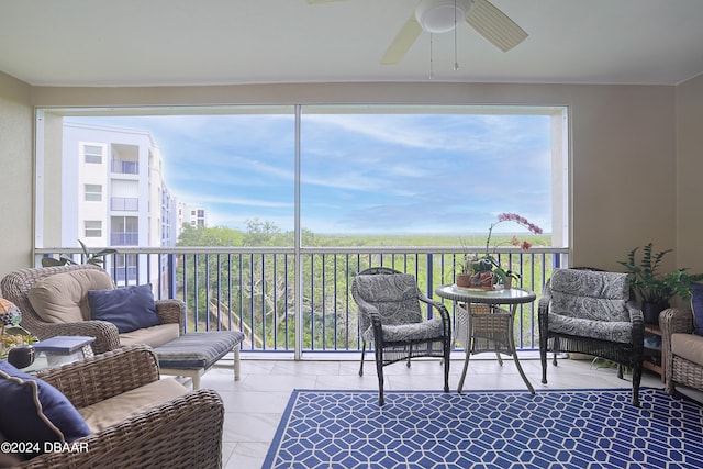 sunroom with ceiling fan