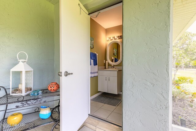 6273 Paradise Island Ct, Port Orange, FL 32128 - hallway featuring a sink