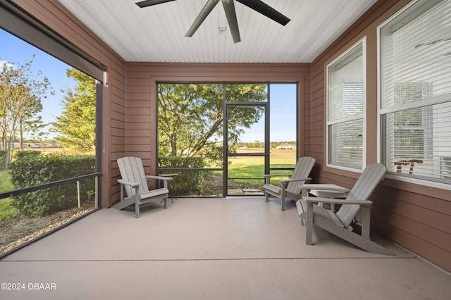 sunroom with ceiling fan