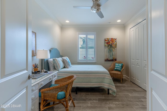 bedroom with crown molding, a closet, and ceiling fan