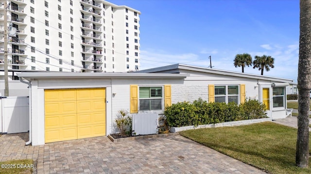 view of front of home featuring a garage and a front yard